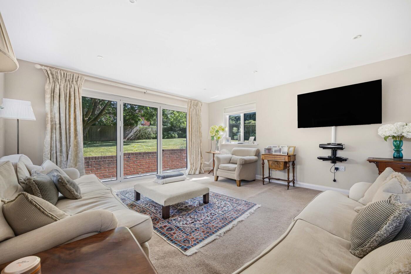 5 bed property in Horsepond Road, Gallowstree Common,